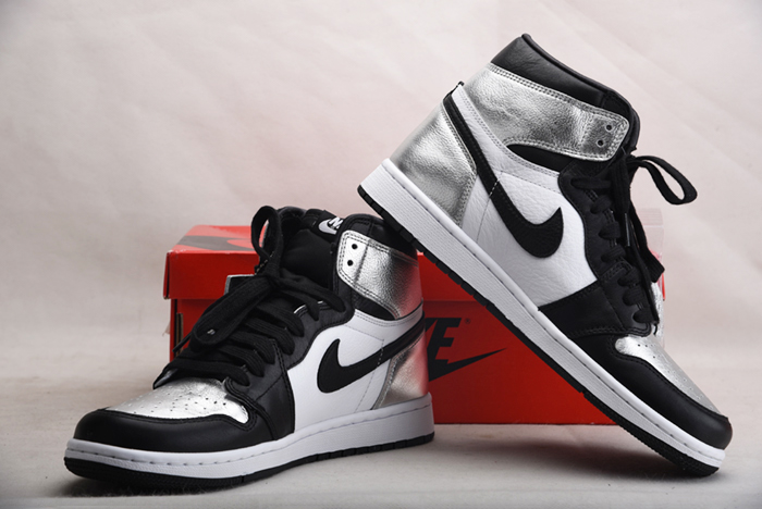 Air Jordan 1 High OG WMNS “Silver Toe” CD0461-001