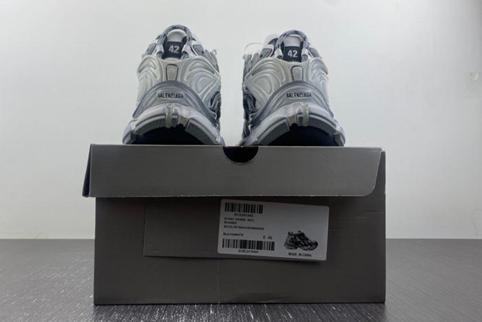 Ba*len*cia*ga runner sneaker 677403-w3rb5-9012