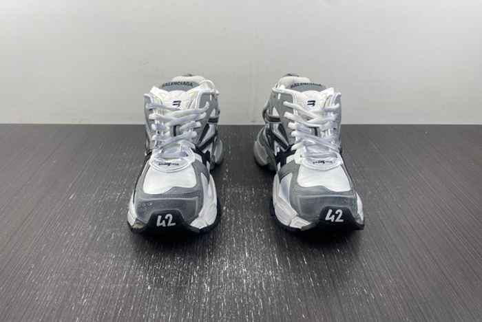 Ba*len*cia*ga runner sneaker 677403-w3rb5-9012