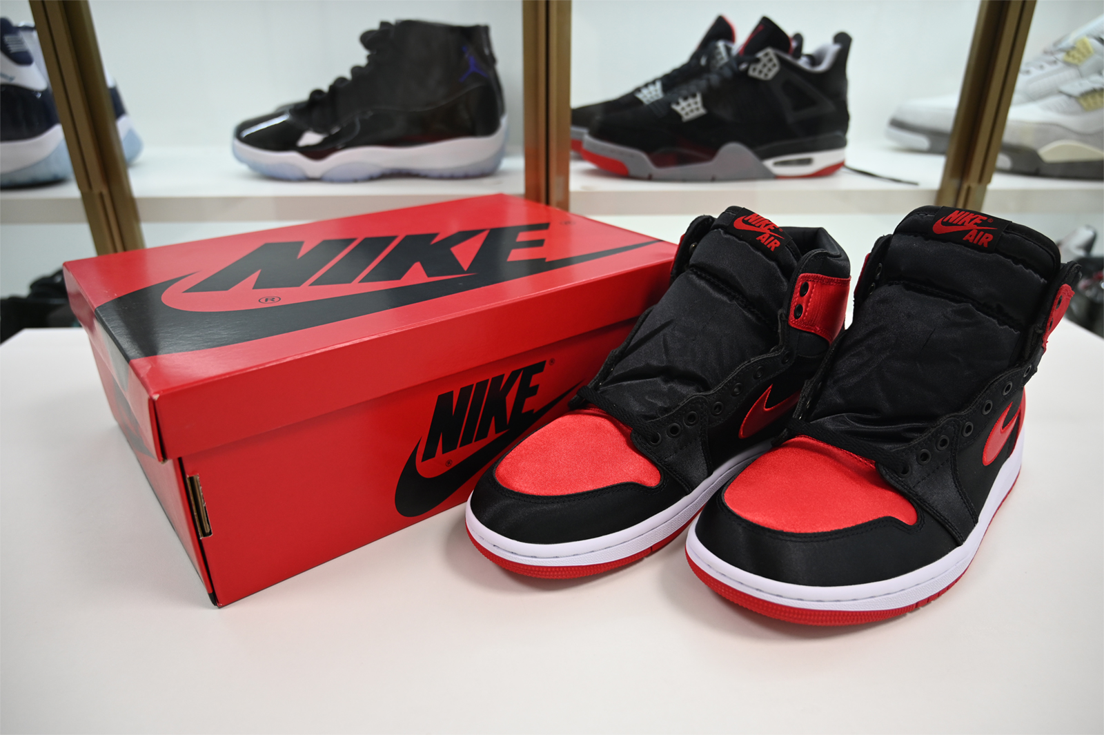 Air Jordan 1 High OG WMNS “Satin Bred” FD4810-061