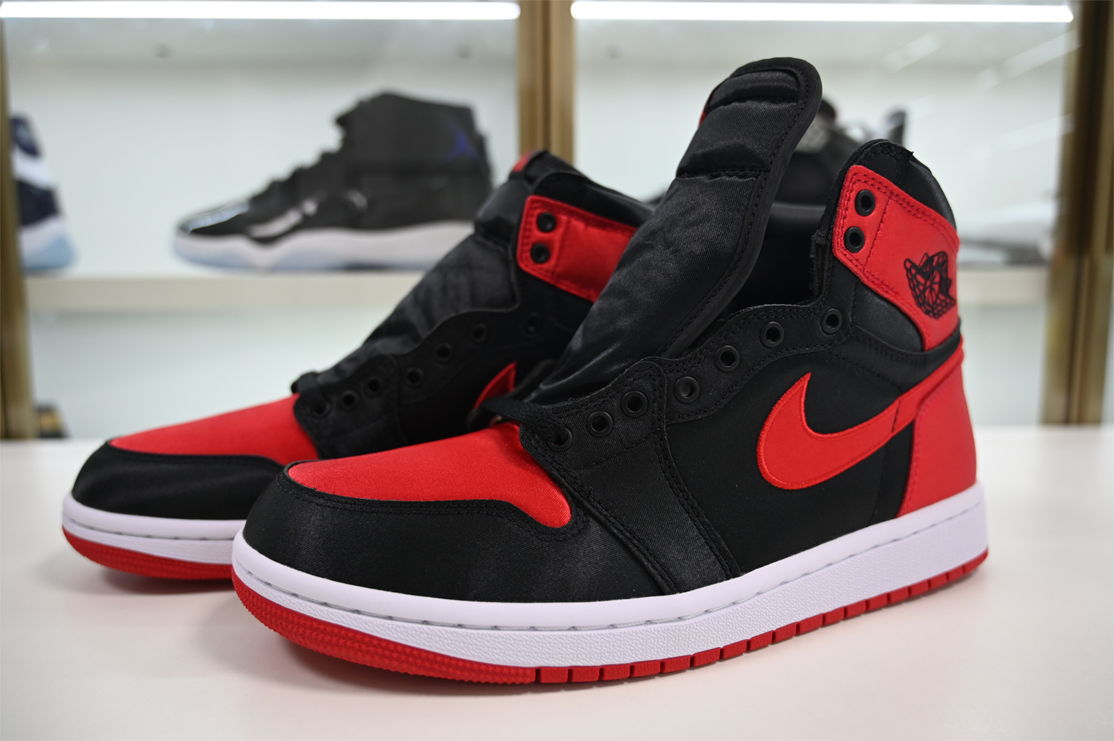 Air Jordan 1 High OG WMNS “Satin Bred” FD4810-061