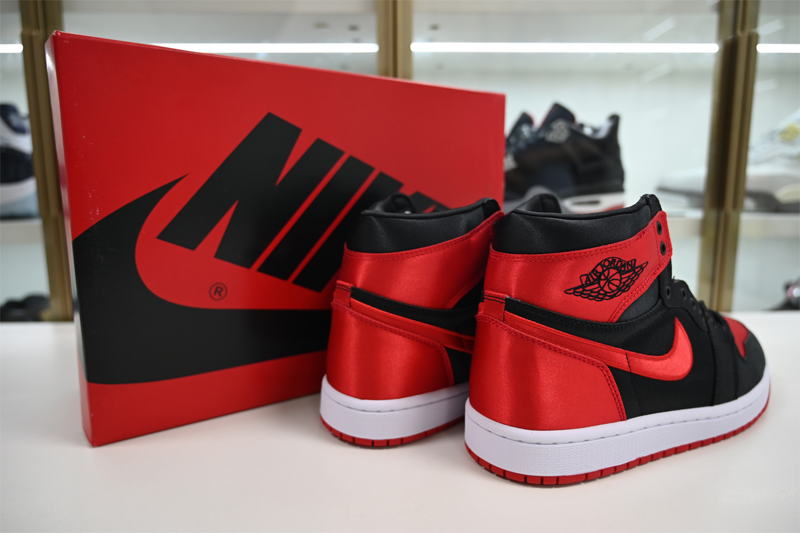 Air Jordan 1 High OG WMNS “Satin Bred” FD4810-061