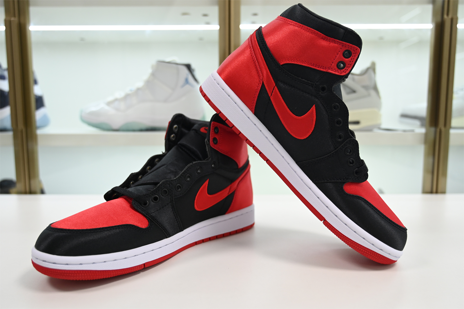Air Jordan 1 High OG WMNS “Satin Bred” FD4810-061