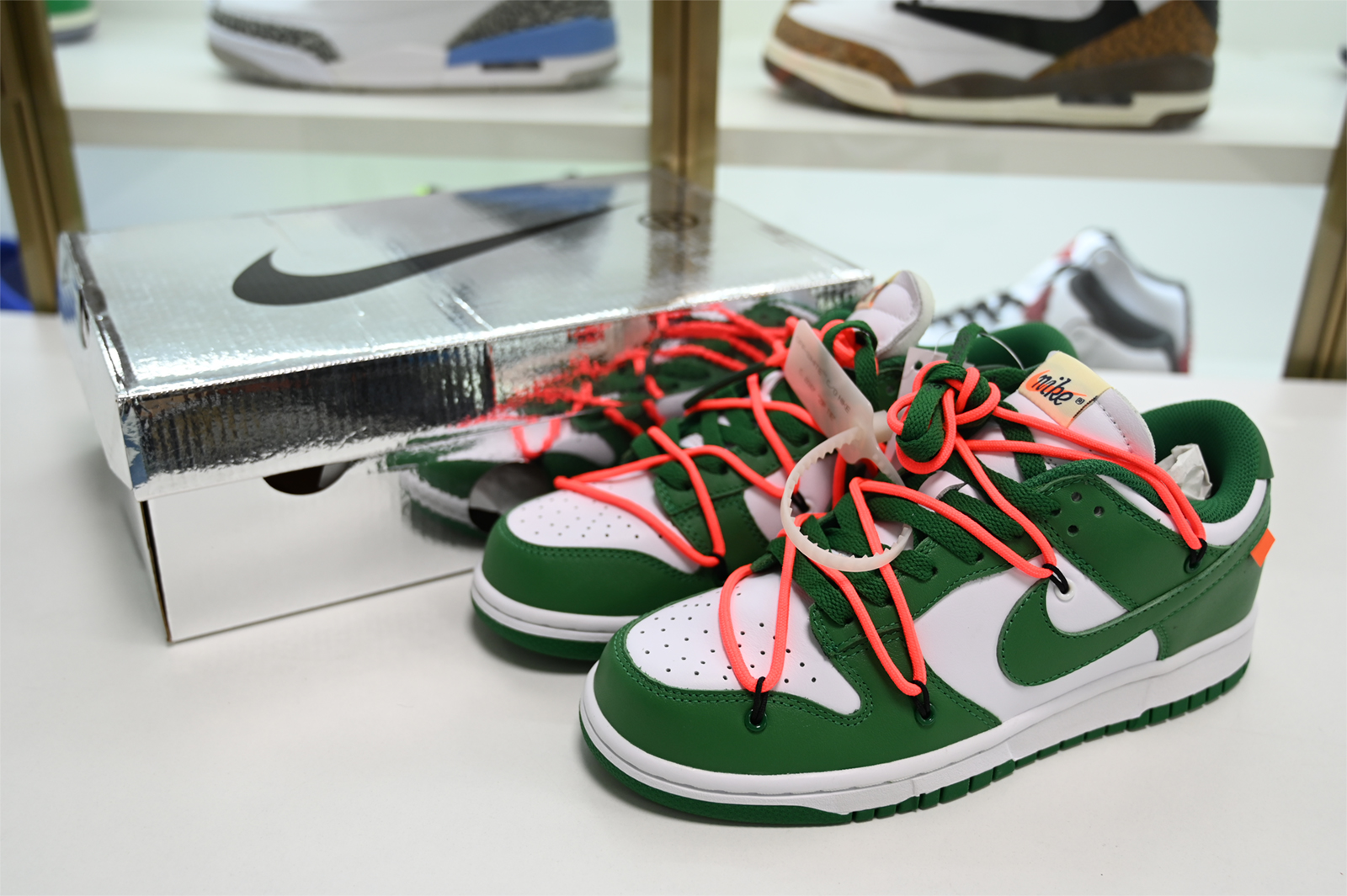 Off-White NIKE DUNK LOW PINE GREEN CT0856-100