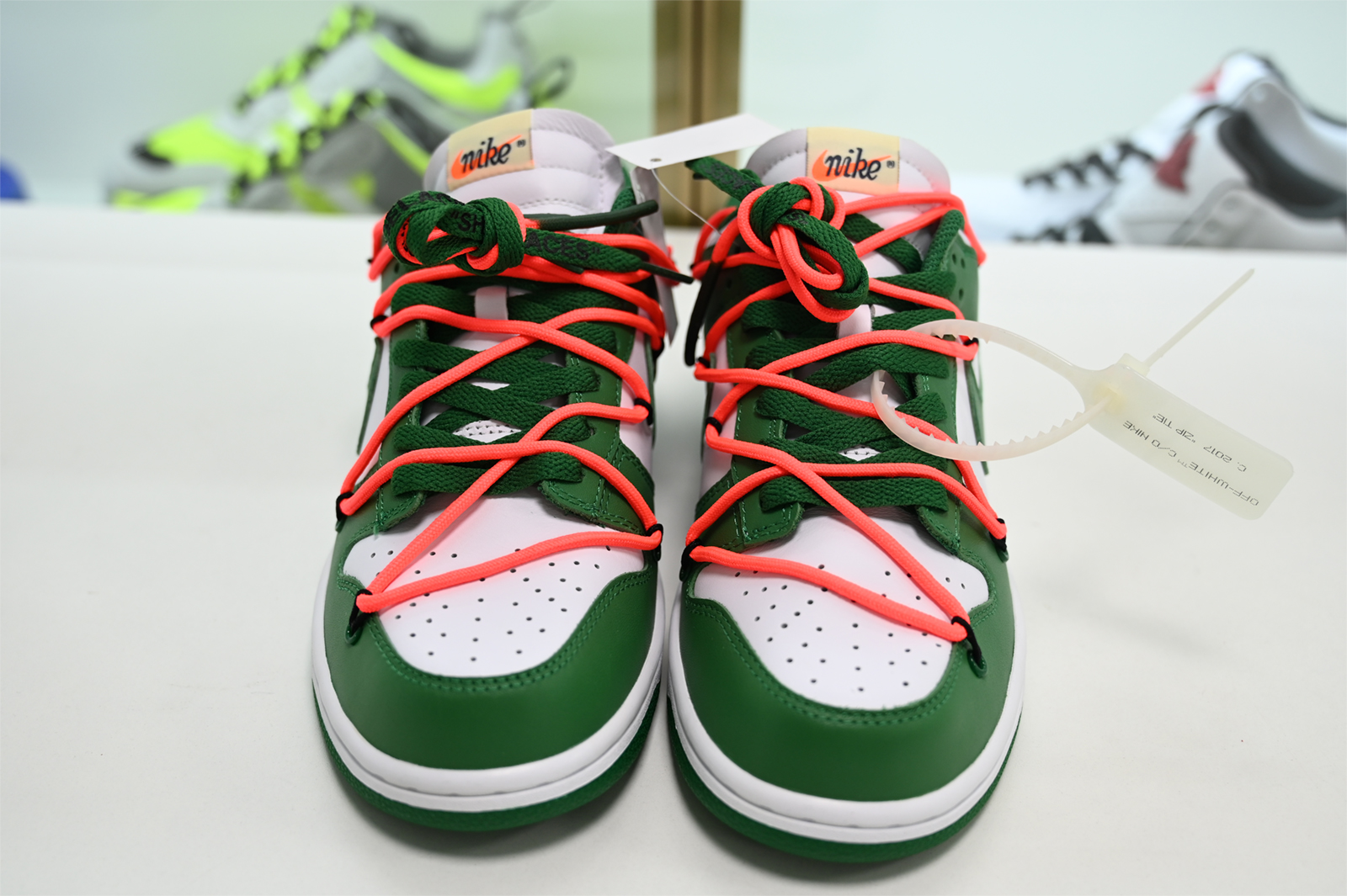 Off-White NIKE DUNK LOW PINE GREEN CT0856-100