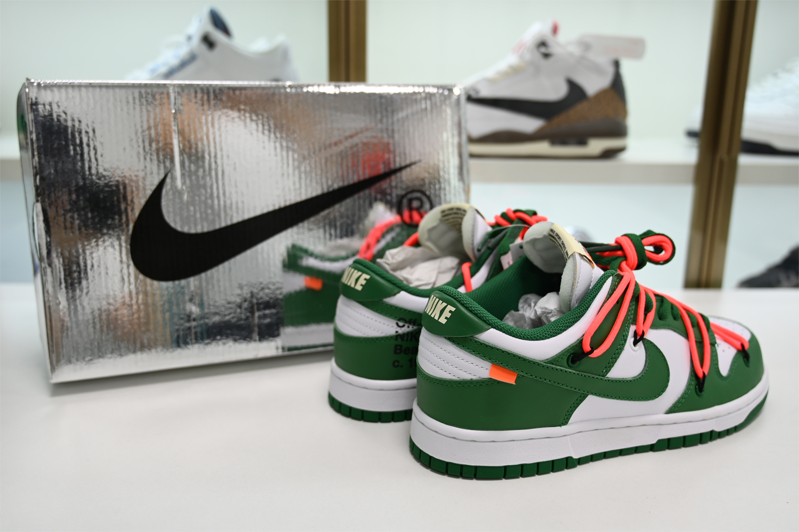 Off-White NIKE DUNK LOW PINE GREEN CT0856-100