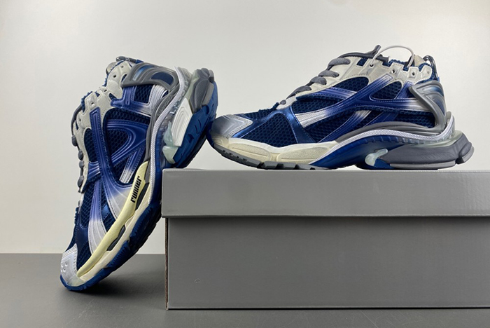 Ba*len*cia*ga runner sneaker 7.5 772774-wrung 2410